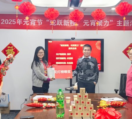 桌子上放滿(mǎn)了不同類(lèi)型的海報(bào)

AI 生成的內(nèi)容可能不正確。
